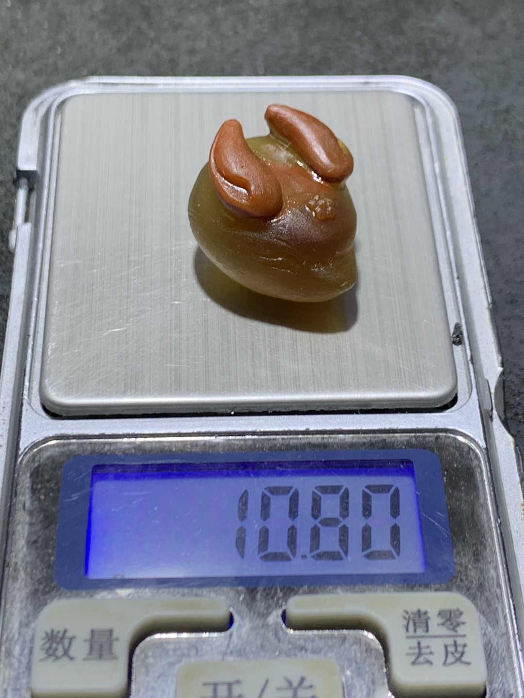 精美亚光高玉化巴西玛瑙手工俏色巧雕灵狐吊坠一个，