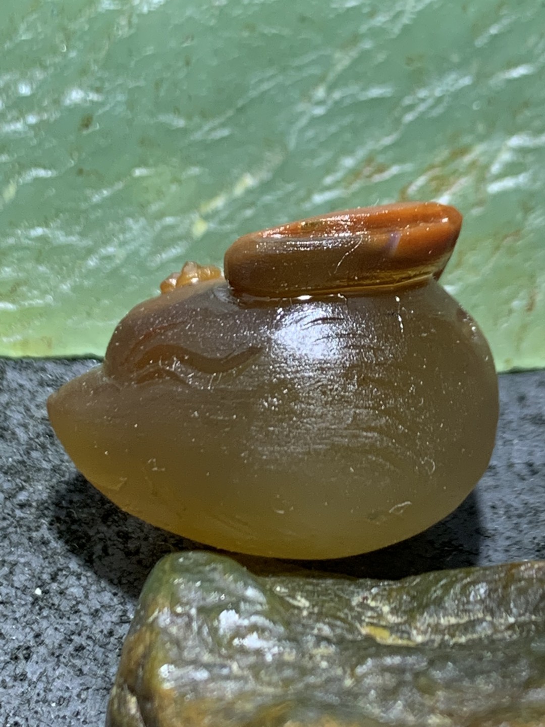 精美亚光高玉化巴西玛瑙手工俏色巧雕灵狐吊坠一个，