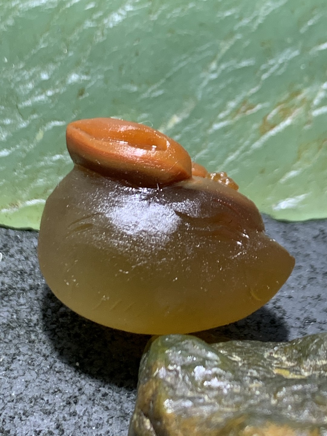 精美亚光高玉化巴西玛瑙手工俏色巧雕灵狐吊坠一个，