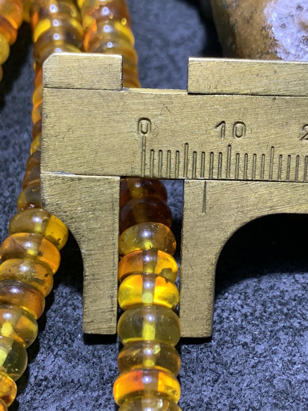 天然乌料蜜蜡隔片项链1条