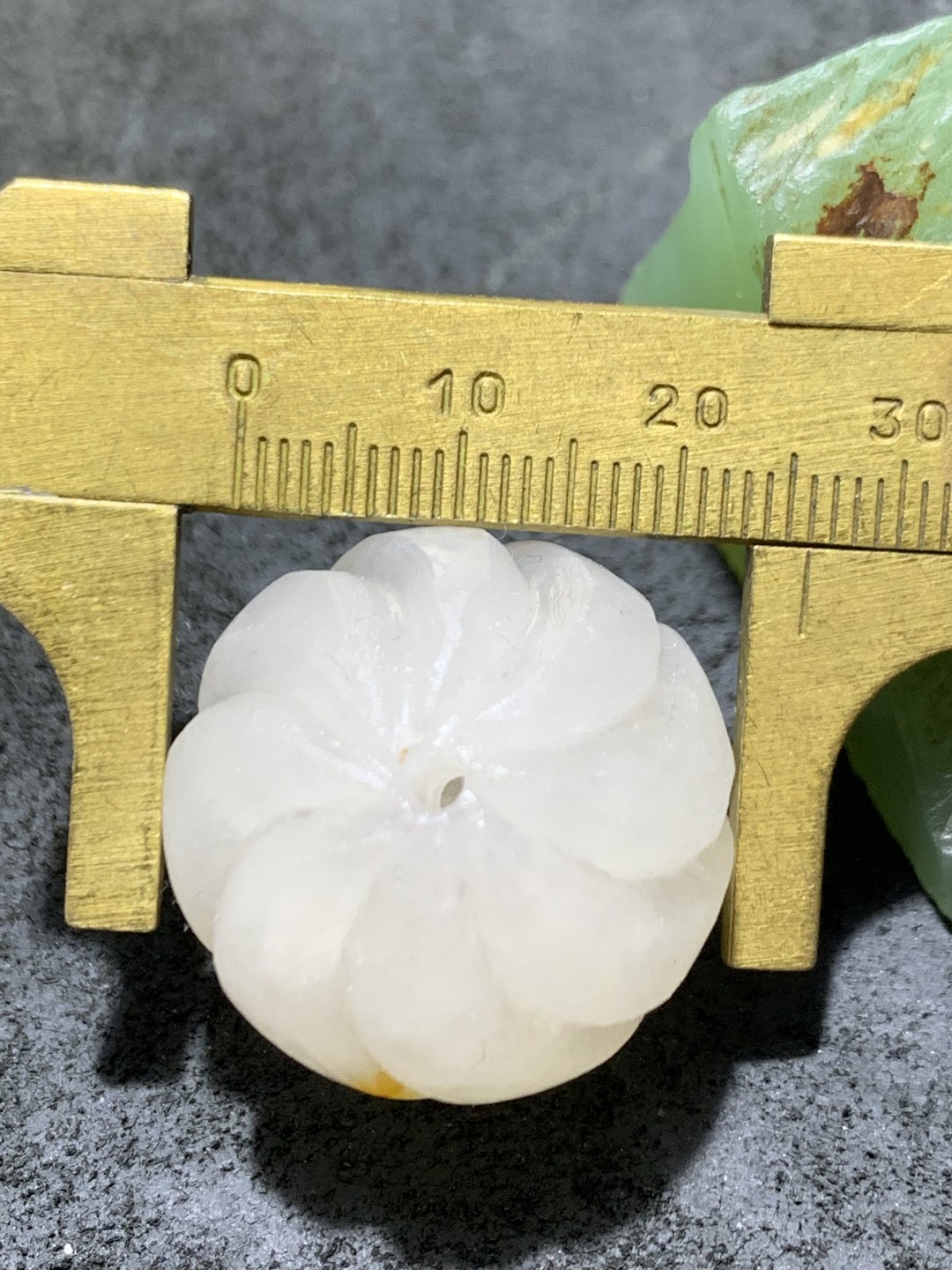 精美亚光满冰飘战国红玛瑙手工雕刻大瓜珠一颗！