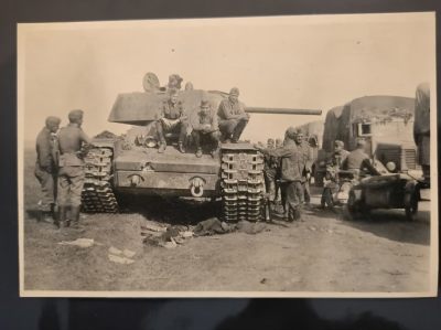 荷兰勋赏端午节庆暑假拍卖第52期 - 东线德军缴获苏联kv－1重型坦克合照--大幅约7-8存大小，