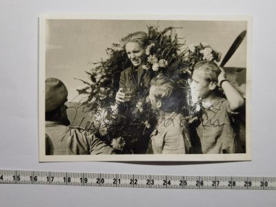 小驴勋章奖章收藏6月23号周五晚18点拍卖 - 德国空军超级王牌飞行员长沙老乡“小孩”埃里希·哈特曼战后签名照，有白点损伤
