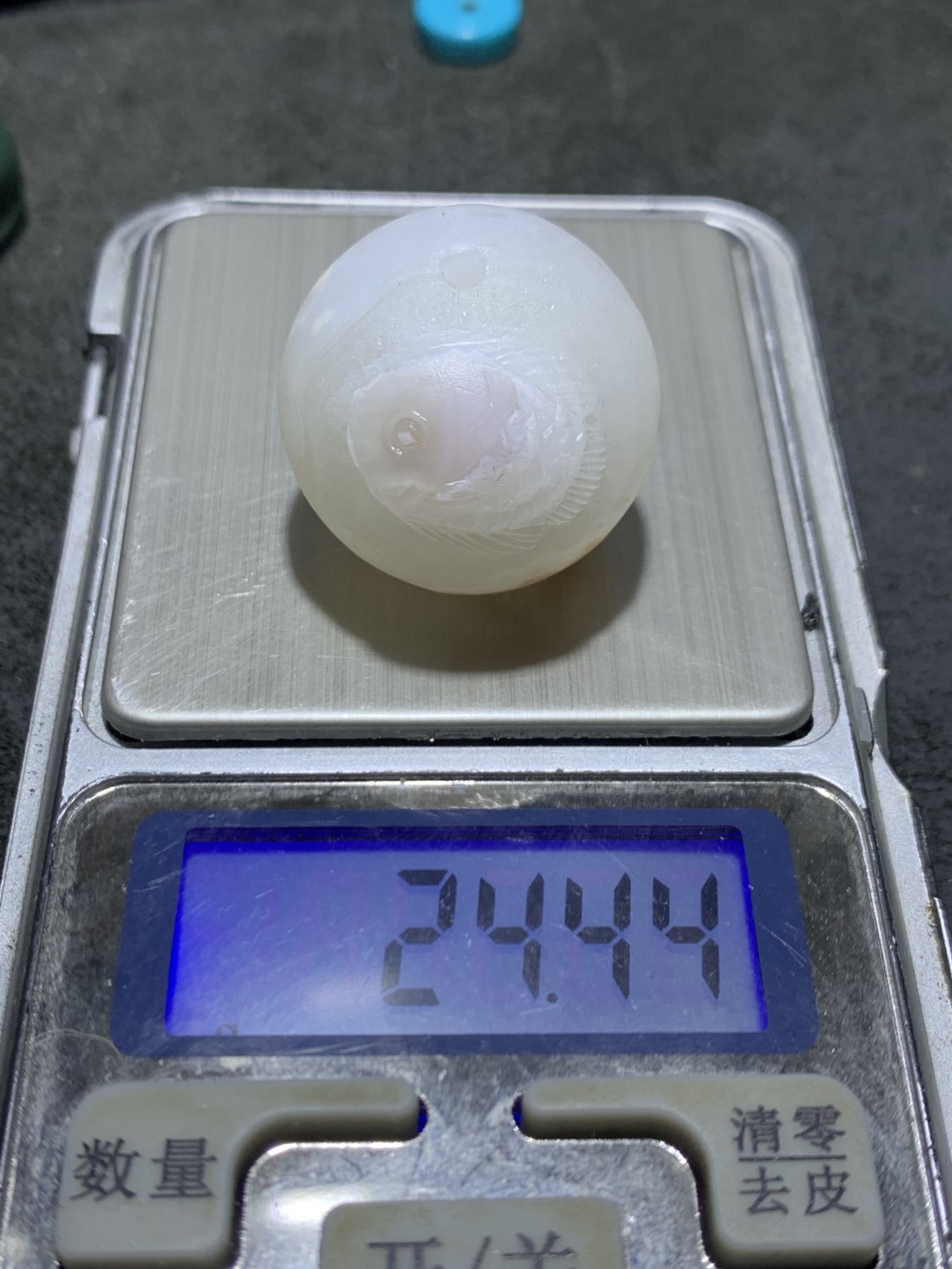 精美冰飘亚光战国红玛瑙手工俏色巧雕富贵有余随形珠一个，