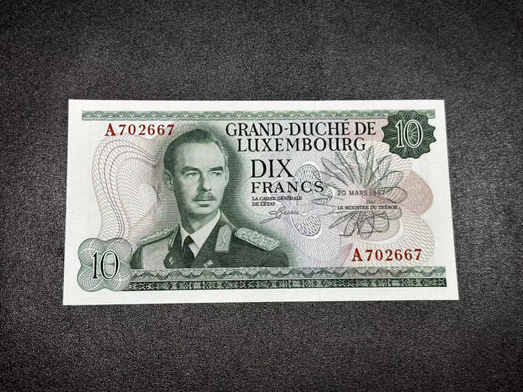 《外钞收藏家》第二百八十六期（连拍第三场） 1967年卢森堡10法郎 A冠 全新UNC