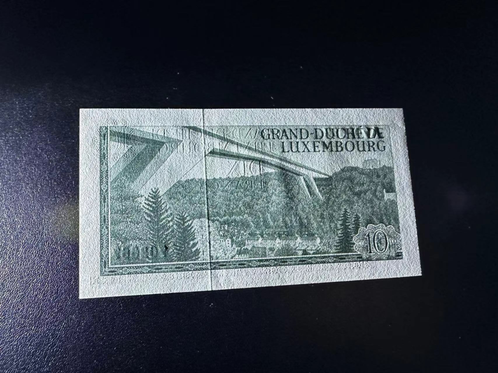 《外钞收藏家》第二百八十六期（连拍第三场） 1967年卢森堡10法郎 A冠 全新UNC