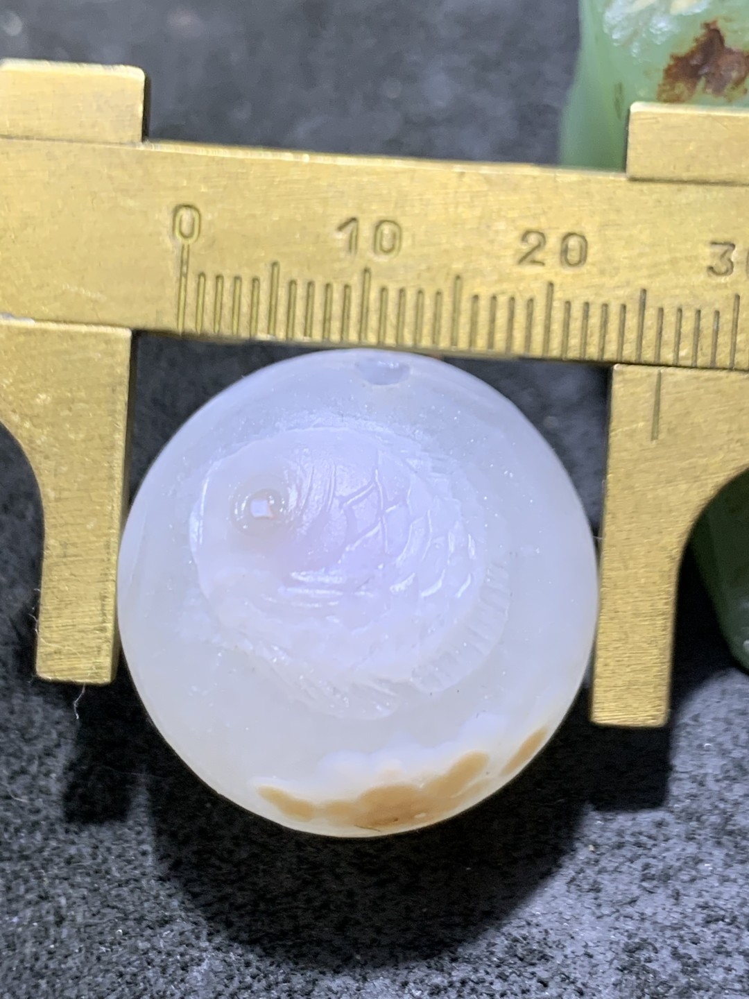 精美冰飘亚光战国红玛瑙手工俏色巧雕富贵有余随形珠一个，