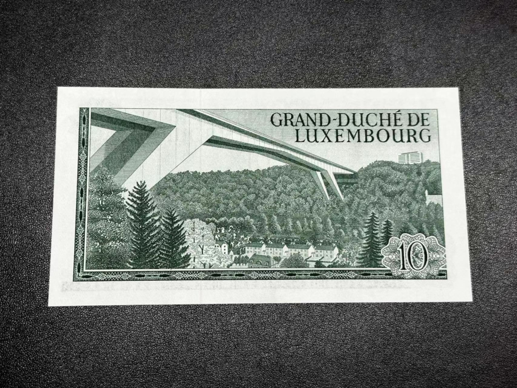 《外钞收藏家》第二百八十六期（连拍第三场） 1967年卢森堡10法郎 A冠 全新UNC