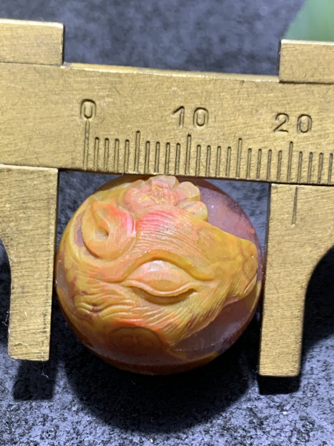 精美冰飘亚光草花纹战国红玛瑙手工俏色巧雕狐狸珠子一颗