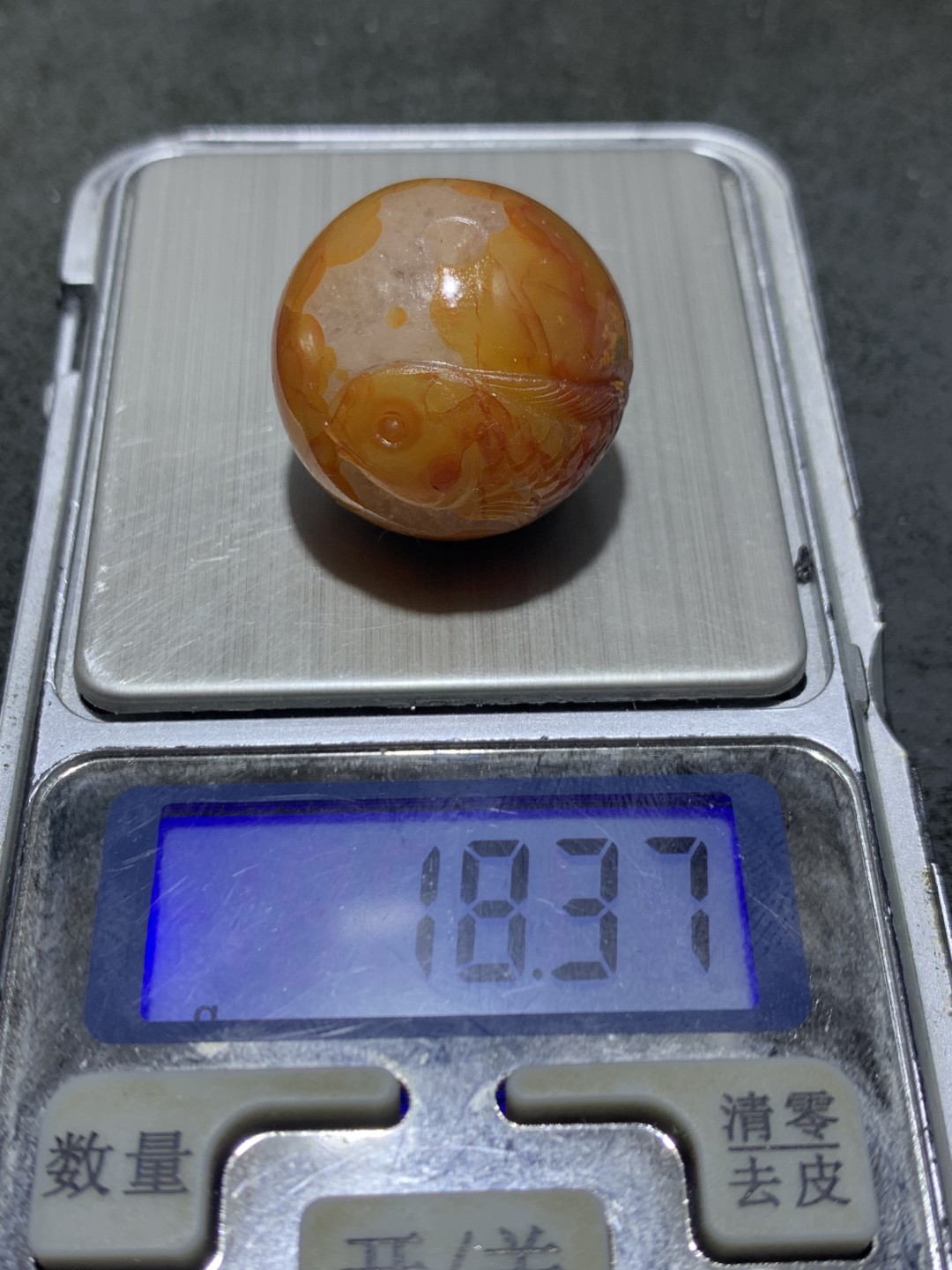 精美亚光高润度冰飘草花纹战国红玛瑙手工俏色巧雕鲤鱼出水圆珠一个