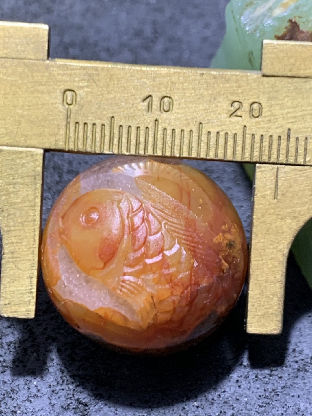 精美亚光高润度冰飘草花纹战国红玛瑙手工俏色巧雕鲤鱼出水圆珠一个