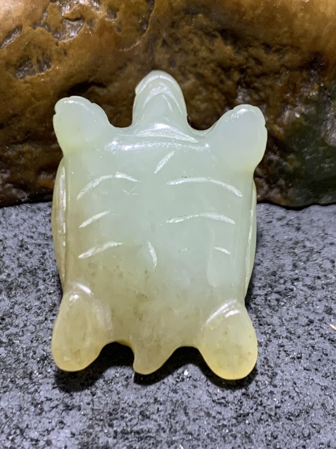 精美天然青海糖料和田玉雕刻复古长寿龟吊坠一个，