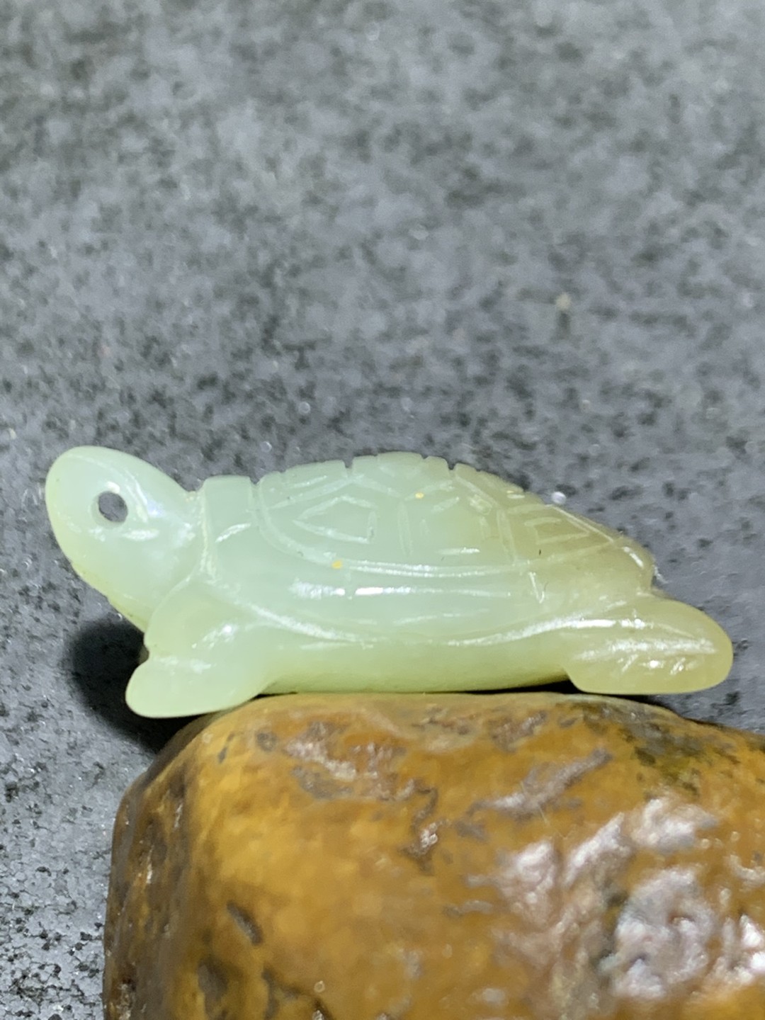 精美天然青海糖料和田玉雕刻复古长寿龟吊坠一个，