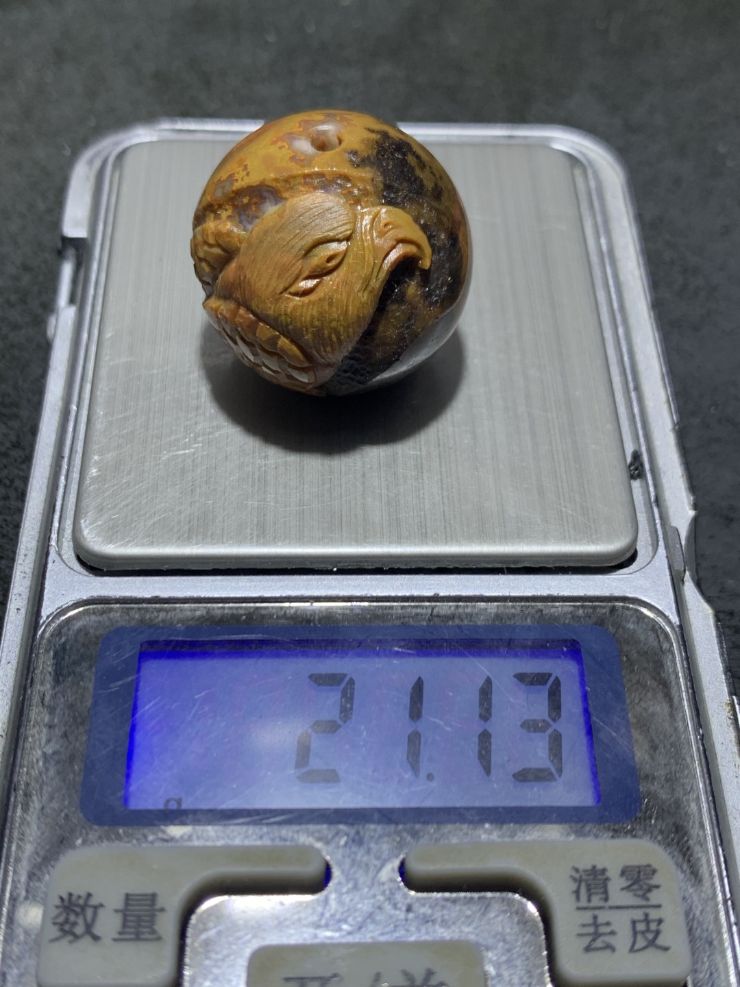 精美亚光冰飘草花纹战国红玛瑙手工雕刻雄鹰大珠子一颗！