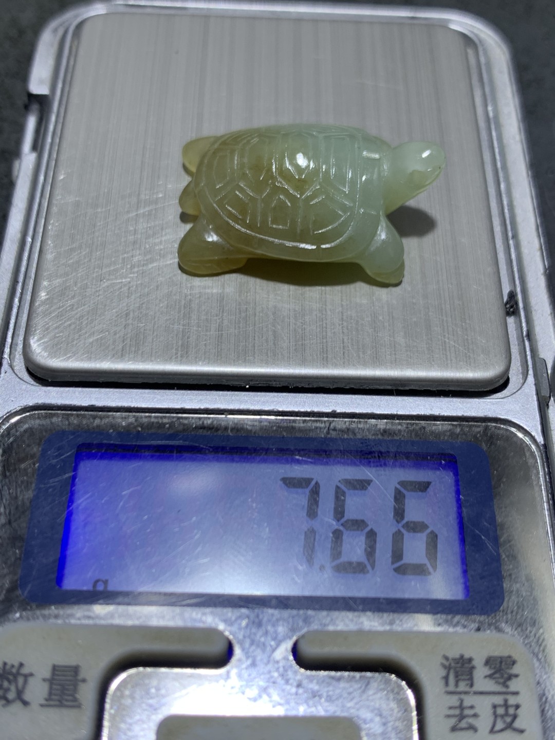精美天然青海糖料和田玉雕刻复古长寿龟吊坠一个，