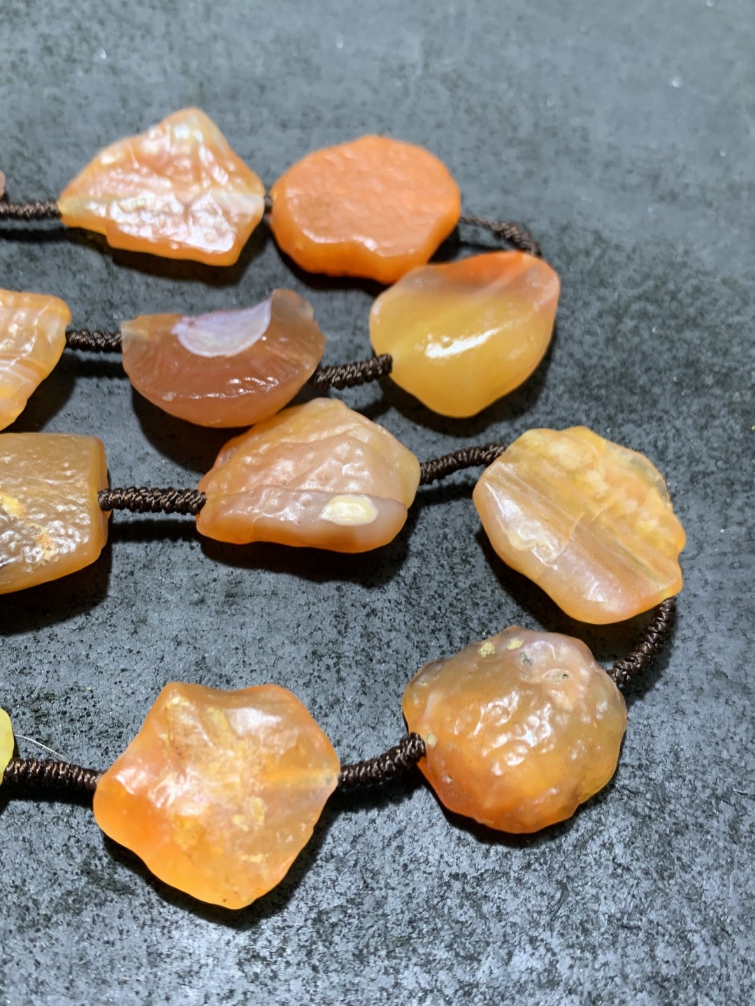 精美戈壁大颗粒樱桃红玛瑙原石项链一条！