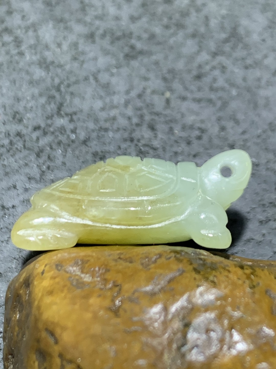 精美天然青海糖料和田玉雕刻复古长寿龟吊坠一个，