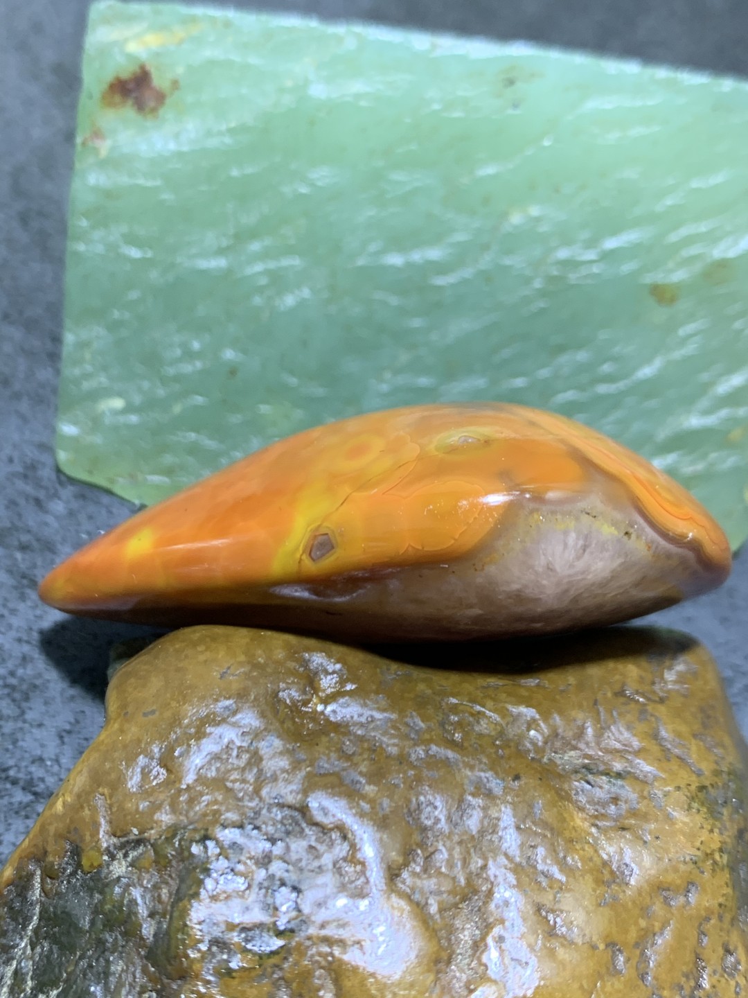 精美战国红玛瑙紫晶心冰飘水滴形吊坠一个，