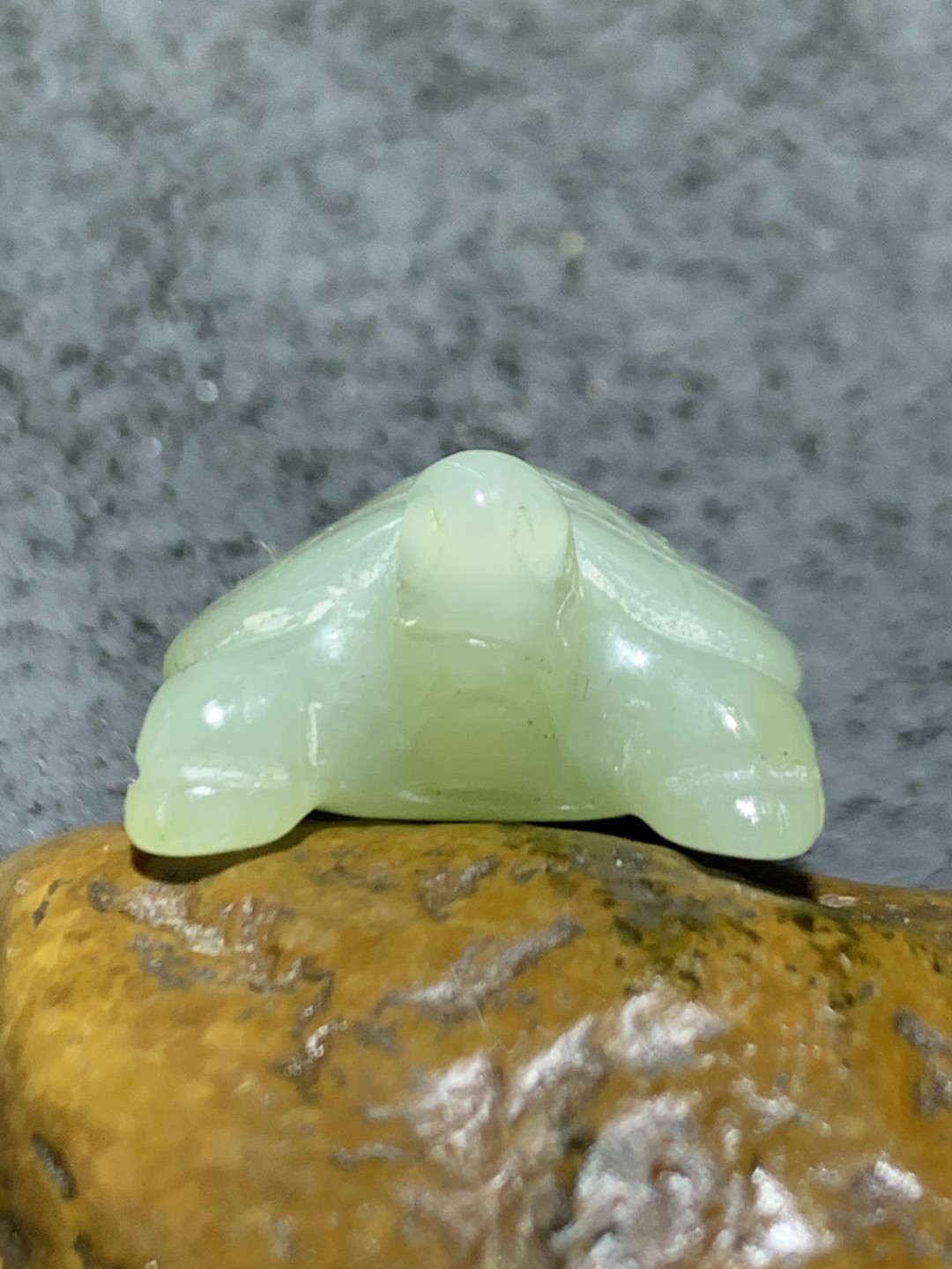 精美天然青海糖料和田玉雕刻复古长寿龟吊坠一个，