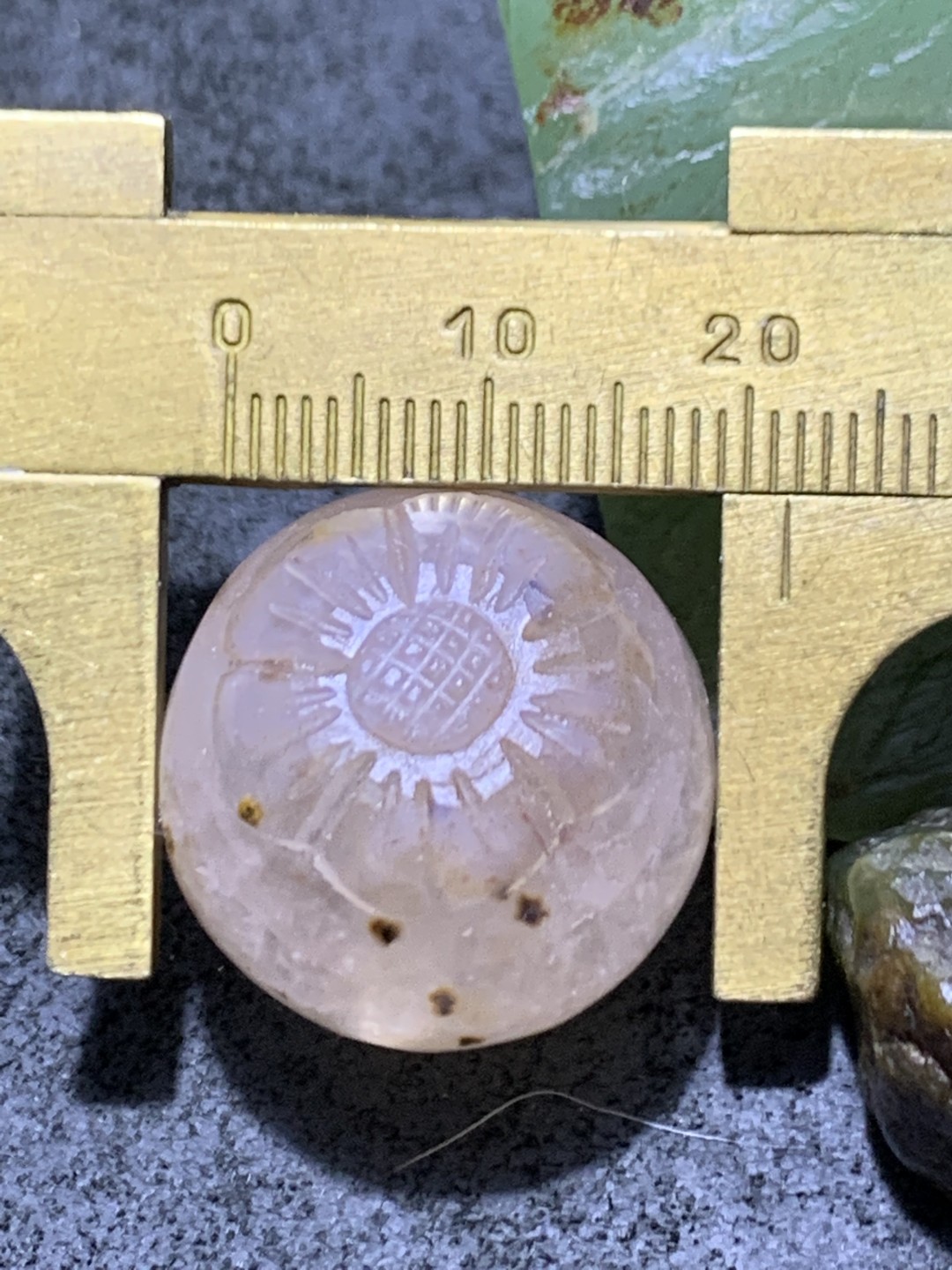 精美冰飘亚光糖心料战国红玛瑙手工巧雕梅花圆珠一个