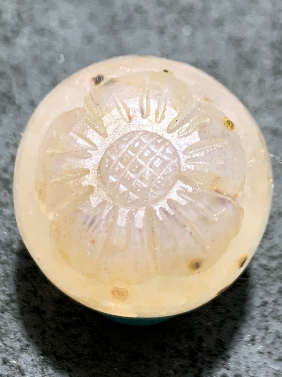 精美冰飘亚光糖心料战国红玛瑙手工巧雕梅花圆珠一个