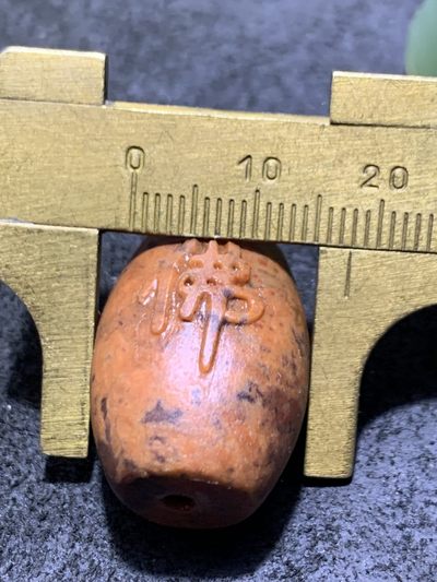 精美亚光包浆料战国红玛瑙手工雕刻佛字桶珠一颗！ 精美亚光包浆料战国红玛瑙手工雕刻佛字桶珠一颗！