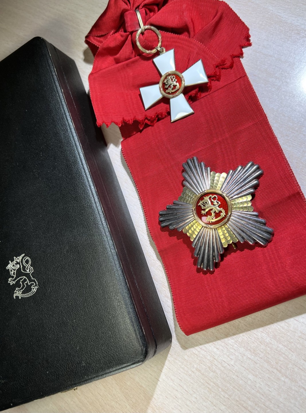 大猫徽章拍卖第227期 芬兰🇫🇮大十字级雄狮勋章 原盒原绶 完美品相