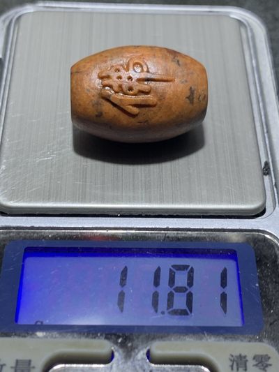 精美亚光包浆料战国红玛瑙手工雕刻佛字桶珠一颗！ 精美亚光包浆料战国红玛瑙手工雕刻佛字桶珠一颗！