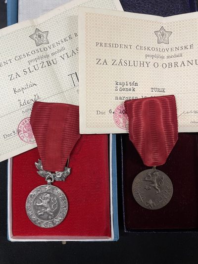 戎马世界章牌大赏第40期 - 捷克奖章小套同一人获得，两章两证，一银一铜