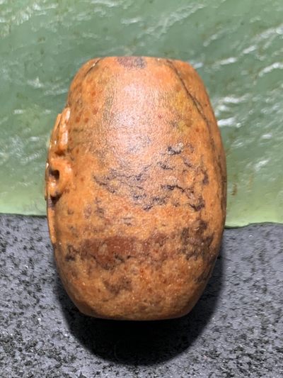 精美亚光包浆料战国红玛瑙手工雕刻佛字桶珠一颗！ 精美亚光包浆料战国红玛瑙手工雕刻佛字桶珠一颗！