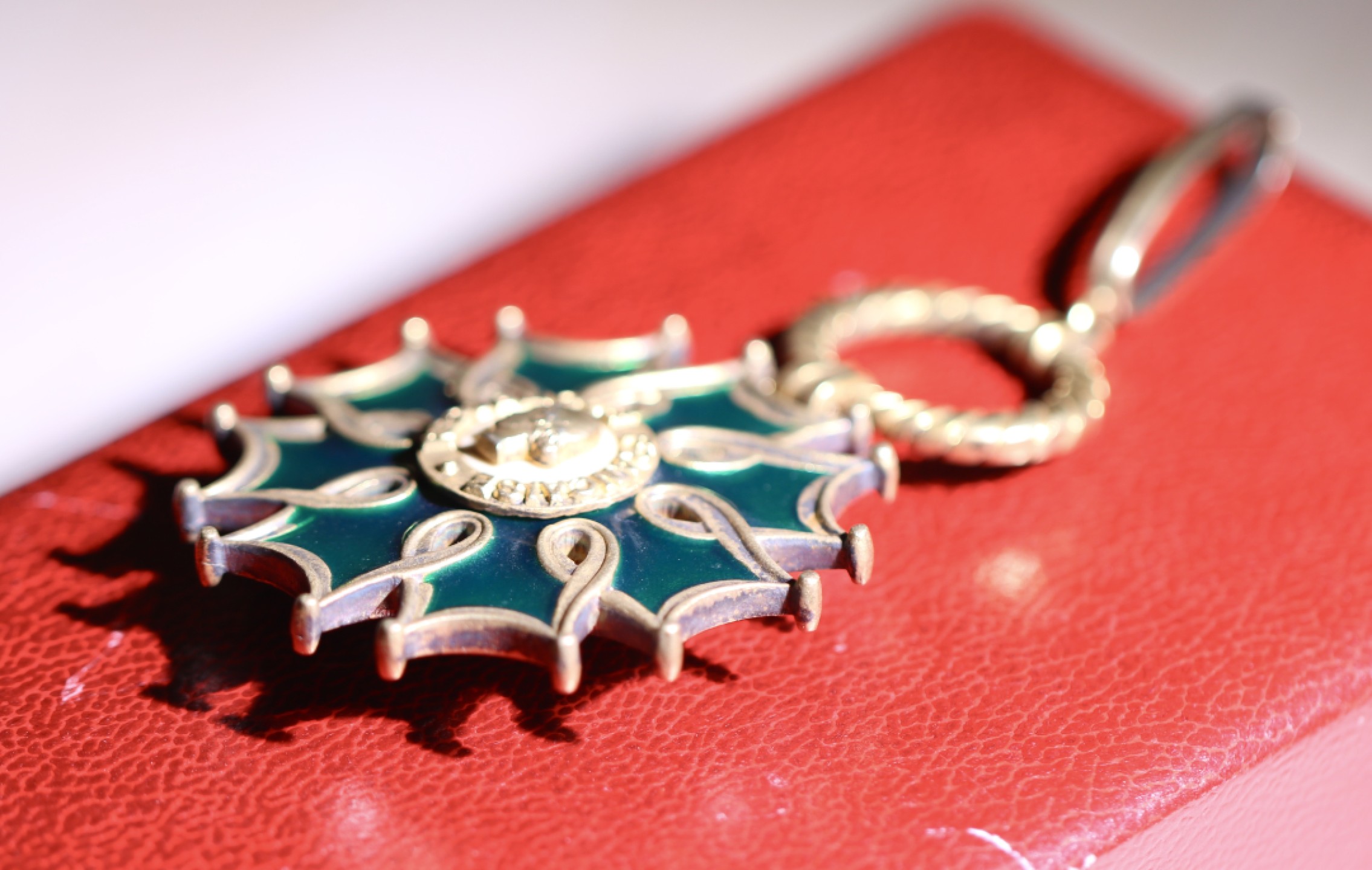 大猫徽章拍卖第227期 法国指挥官级文学艺术勋章，原盒，950银质镀金珐琅，最高等级为指挥官级，指挥官级每年授予人次最多为20，张艺谋、陈凯歌、王家卫、巩俐、金庸等人均获得过最高等级的指挥官级文学与艺术勋章