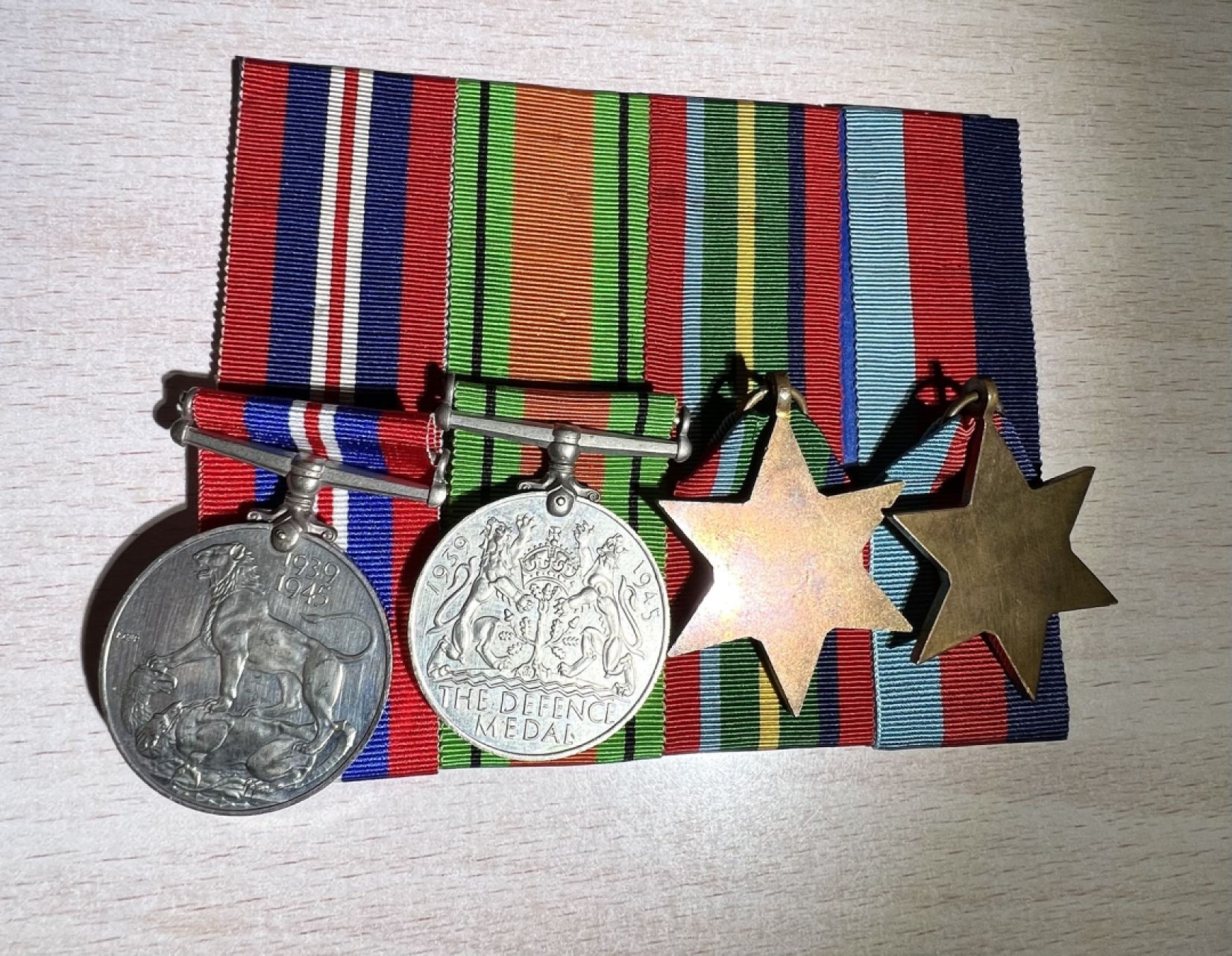 大猫徽章拍卖第227期 英章套章，包含二战之星，太平洋之星，本土防御奖章，二战参战奖章，服役证章，狗牌，服役记录，集中营文件，关于其被俘与获救的当地报纸原件与复印件。