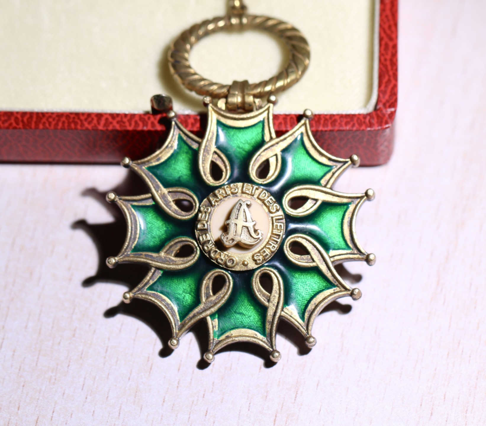 大猫徽章拍卖第227期 法国指挥官级文学艺术勋章，原盒，950银质镀金珐琅，最高等级为指挥官级，指挥官级每年授予人次最多为20，张艺谋、陈凯歌、王家卫、巩俐、金庸等人均获得过最高等级的指挥官级文学与艺术勋章