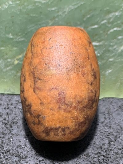 精美亚光包浆料战国红玛瑙手工雕刻佛字桶珠一颗！ 精美亚光包浆料战国红玛瑙手工雕刻佛字桶珠一颗！