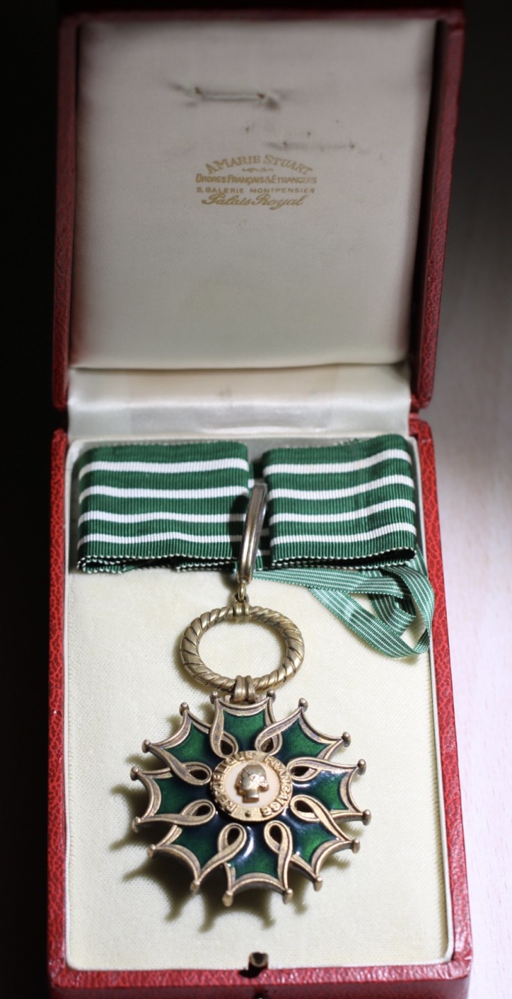 大猫徽章拍卖第227期 法国指挥官级文学艺术勋章，原盒，950银质镀金珐琅，最高等级为指挥官级，指挥官级每年授予人次最多为20，张艺谋、陈凯歌、王家卫、巩俐、金庸等人均获得过最高等级的指挥官级文学与艺术勋章