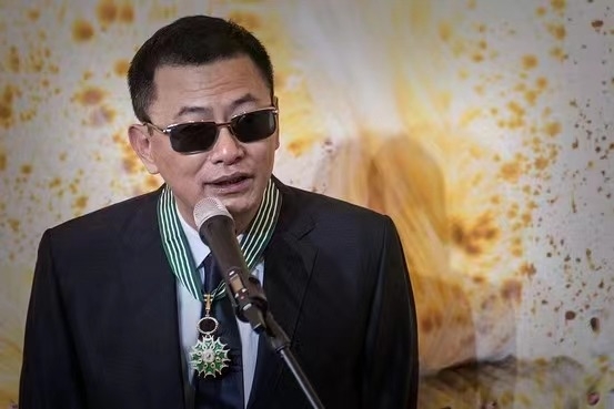 大猫徽章拍卖第227期 法国指挥官级文学艺术勋章，原盒，950银质镀金珐琅，最高等级为指挥官级，指挥官级每年授予人次最多为20，张艺谋、陈凯歌、王家卫、巩俐、金庸等人均获得过最高等级的指挥官级文学与艺术勋章