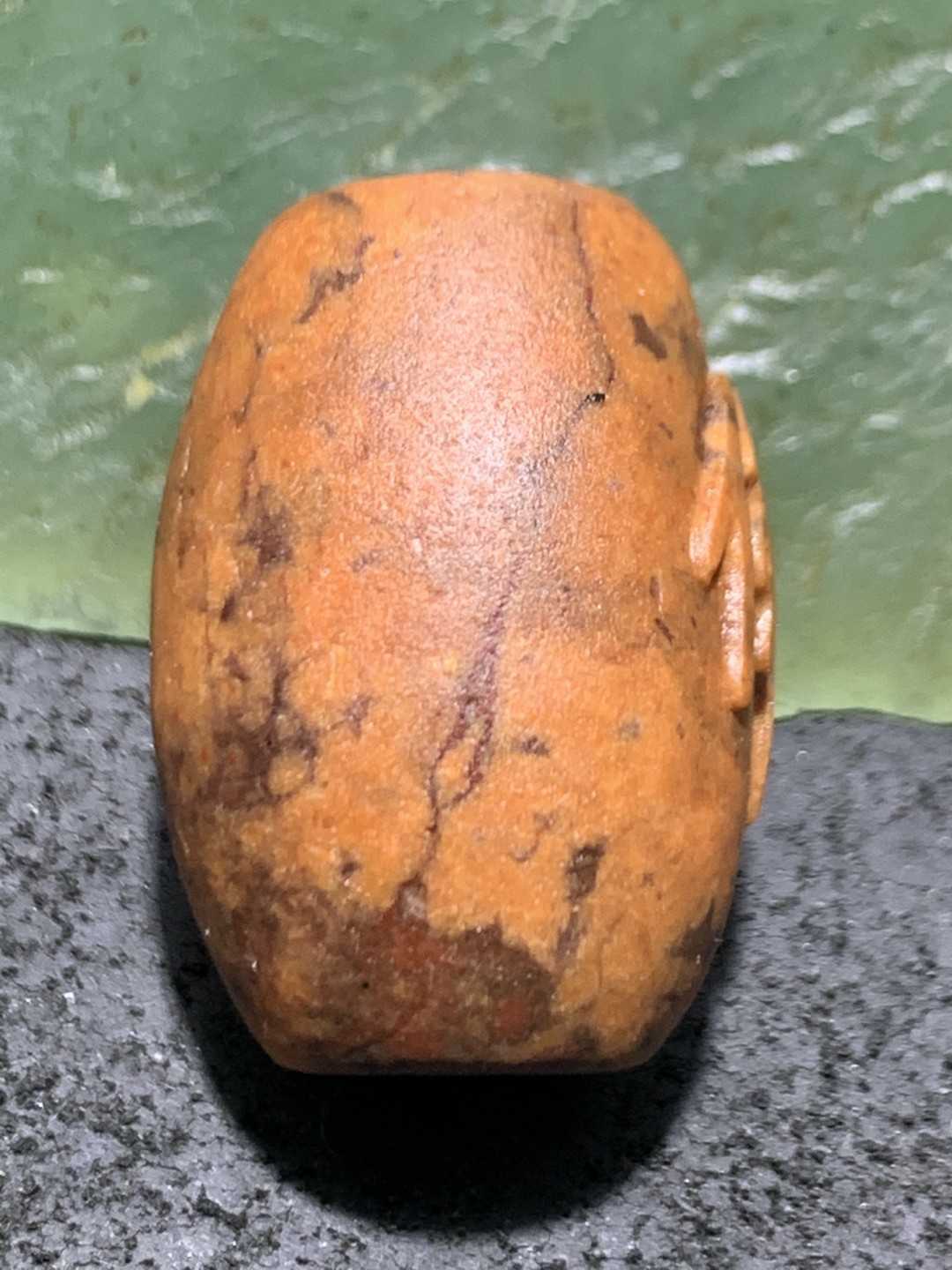 精美亚光包浆料战国红玛瑙手工雕刻佛字桶珠一颗！