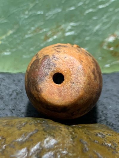 精美亚光包浆料战国红玛瑙手工雕刻佛字桶珠一颗！ 精美亚光包浆料战国红玛瑙手工雕刻佛字桶珠一颗！