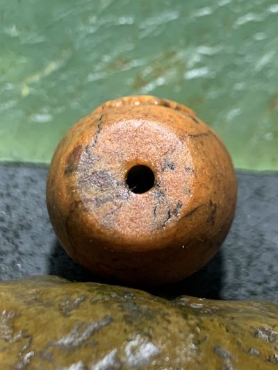 精美亚光包浆料战国红玛瑙手工雕刻佛字桶珠一颗！ 精美亚光包浆料战国红玛瑙手工雕刻佛字桶珠一颗！