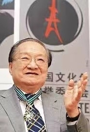 大猫徽章拍卖第227期 法国指挥官级文学艺术勋章，原盒，950银质镀金珐琅，最高等级为指挥官级，指挥官级每年授予人次最多为20，张艺谋、陈凯歌、王家卫、巩俐、金庸等人均获得过最高等级的指挥官级文学与艺术勋章