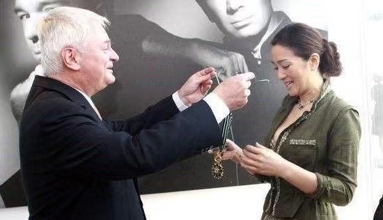 大猫徽章拍卖第227期 法国指挥官级文学艺术勋章，原盒，950银质镀金珐琅，最高等级为指挥官级，指挥官级每年授予人次最多为20，张艺谋、陈凯歌、王家卫、巩俐、金庸等人均获得过最高等级的指挥官级文学与艺术勋章