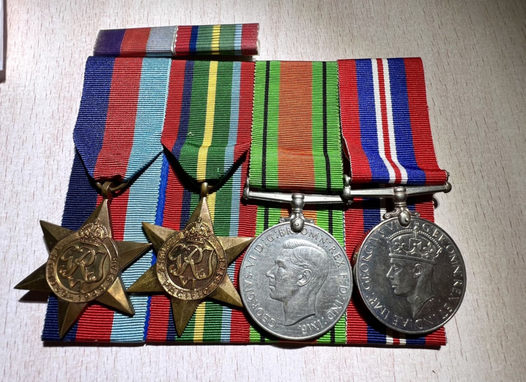 大猫徽章拍卖第227期 英章套章，包含二战之星，太平洋之星，本土防御奖章，二战参战奖章，服役证章，狗牌，服役记录，集中营文件，关于其被俘与获救的当地报纸原件与复印件。