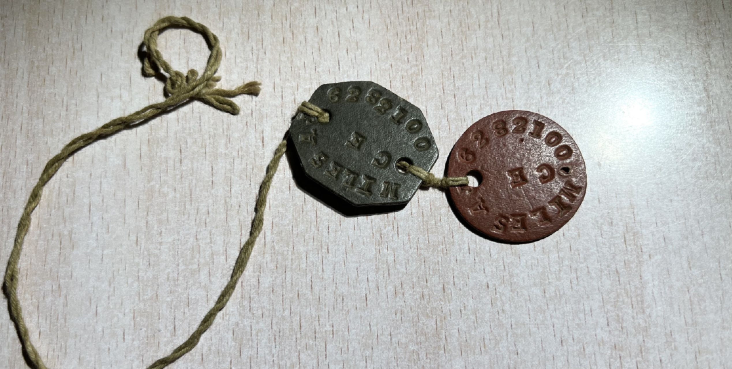 大猫徽章拍卖第227期 英章套章，包含二战之星，太平洋之星，本土防御奖章，二战参战奖章，服役证章，狗牌，服役记录，集中营文件，关于其被俘与获救的当地报纸原件与复印件。