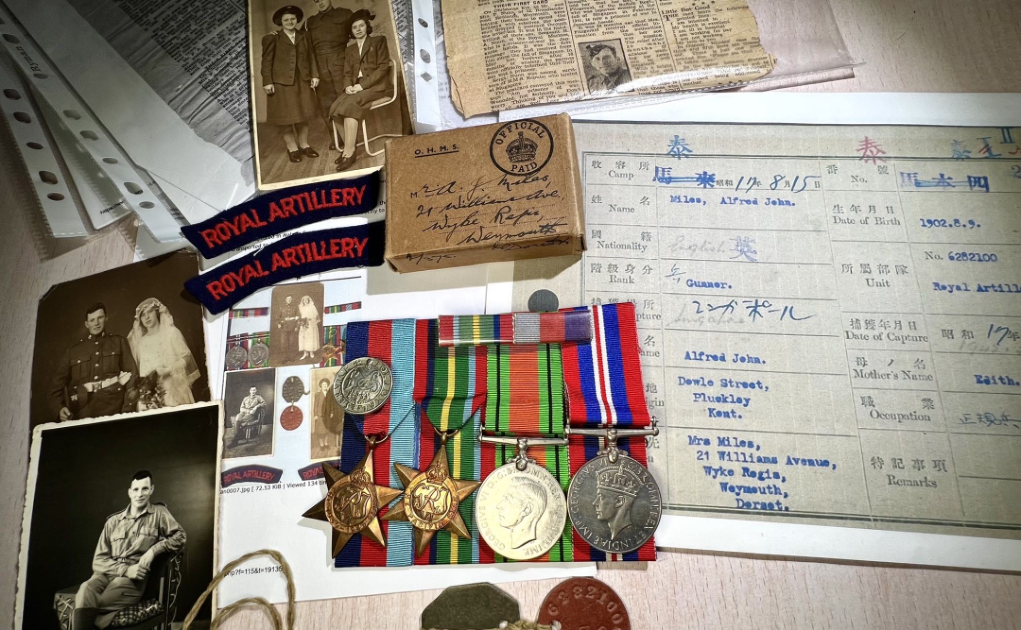 大猫徽章拍卖第227期 英章套章，包含二战之星，太平洋之星，本土防御奖章，二战参战奖章，服役证章，狗牌，服役记录，集中营文件，关于其被俘与获救的当地报纸原件与复印件。