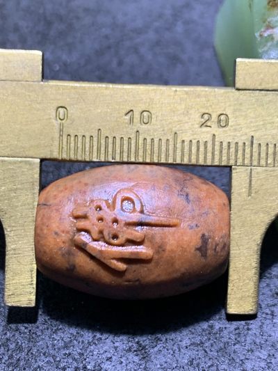 精美亚光包浆料战国红玛瑙手工雕刻佛字桶珠一颗！ 精美亚光包浆料战国红玛瑙手工雕刻佛字桶珠一颗！