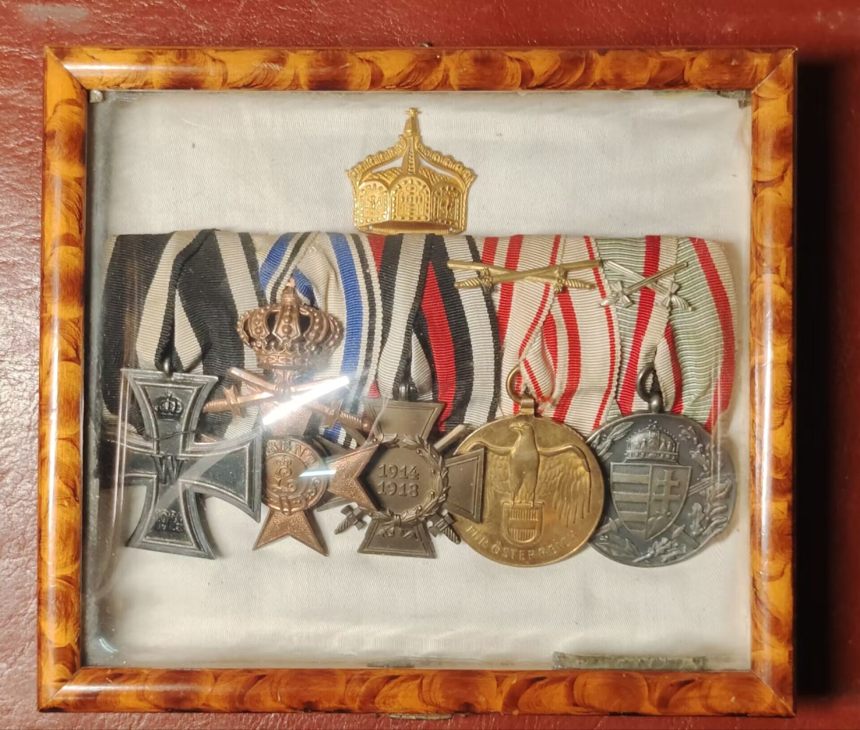 老威廉第二次麦稀奇拍卖 帝德勋章联排高级定制套，五联由二级铁十字、巴伐利亚剑冠MVK3、兴登堡十字、奥地利一战参战纪念、和匈牙利一战参战纪念组成。玻璃相框式礼盒背打DRGM帝国专利局标，带有挂钩可以悬挂展示。整体品相完好，内部嵌有帝德皇冠饰。非常罕见，不可多得的一套定制礼盒联排