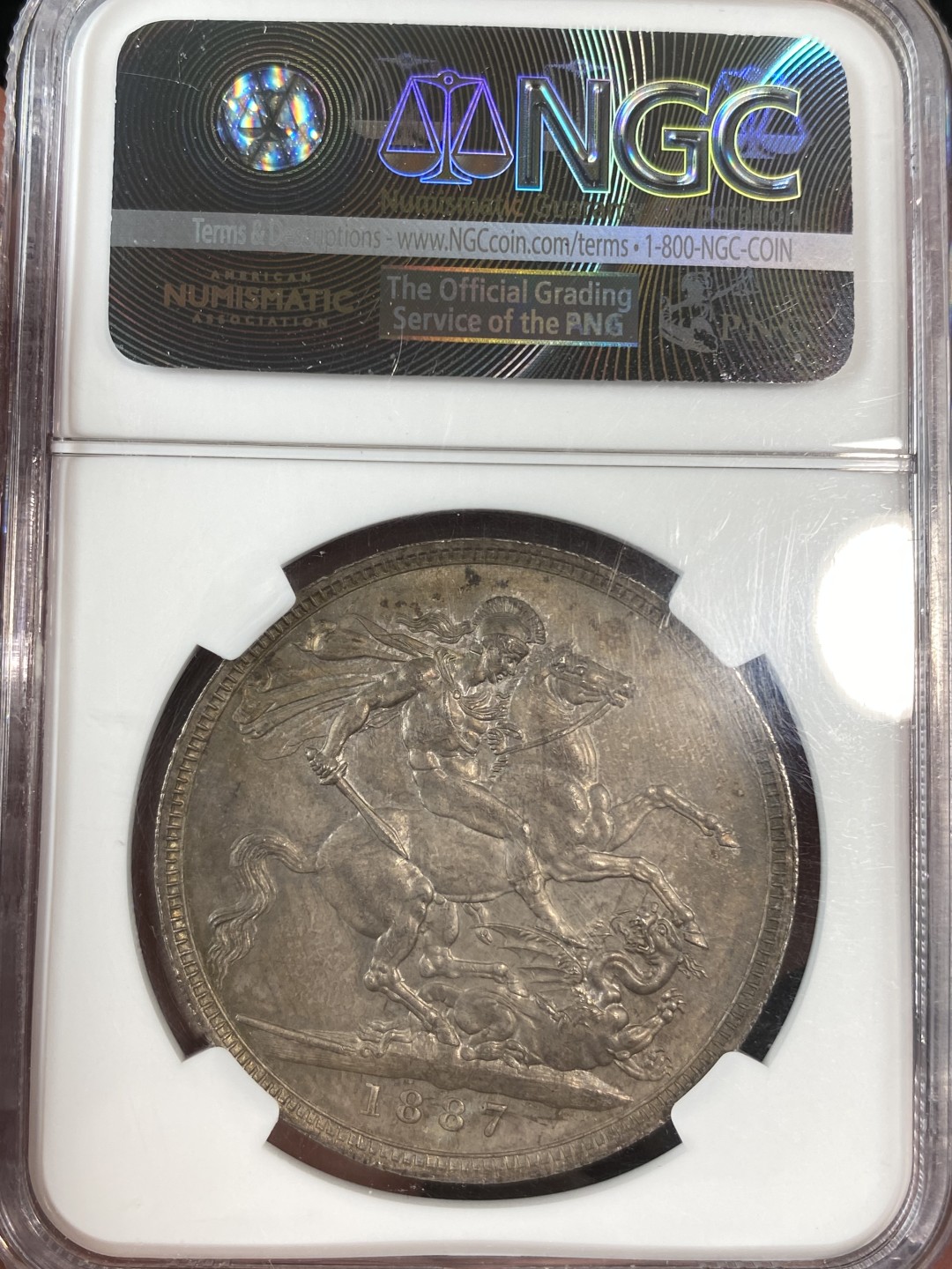 万国钱币拍卖第011期（视频直播专场） NGC MS64 1887年顶级五彩欧洲包浆维多利亚高冠马剑克朗, 包浆色彩醇美均匀，状态非常舒服。