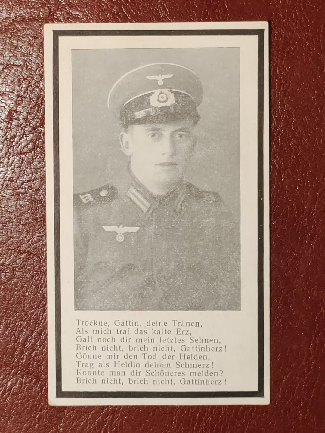 老威廉第二次麦稀奇拍卖 德三阵亡纪念卡 高级豁免兵弗朗茨·韦林斯托弗 (Franz Willingstorfer)，来自掷弹兵团。获得过战伤证章。1943年3月11日在奥廖尔残酷的战斗中牺牲，时年33岁