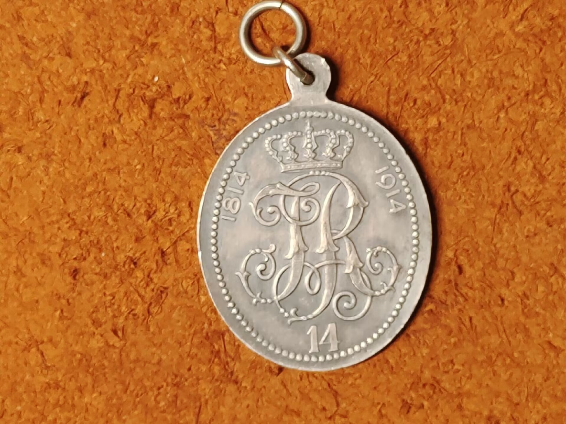 老威廉第二次麦稀奇拍卖 帝德巴伐利亚第14“哈特曼”步兵团成立百年纪念章 章体正面为巴伐利亚步兵上将 雅各布·弗莱赫尔·冯·哈特曼（1795.2.4-1873.2.23）该团以此上将冠名，驻地为纽伦堡。