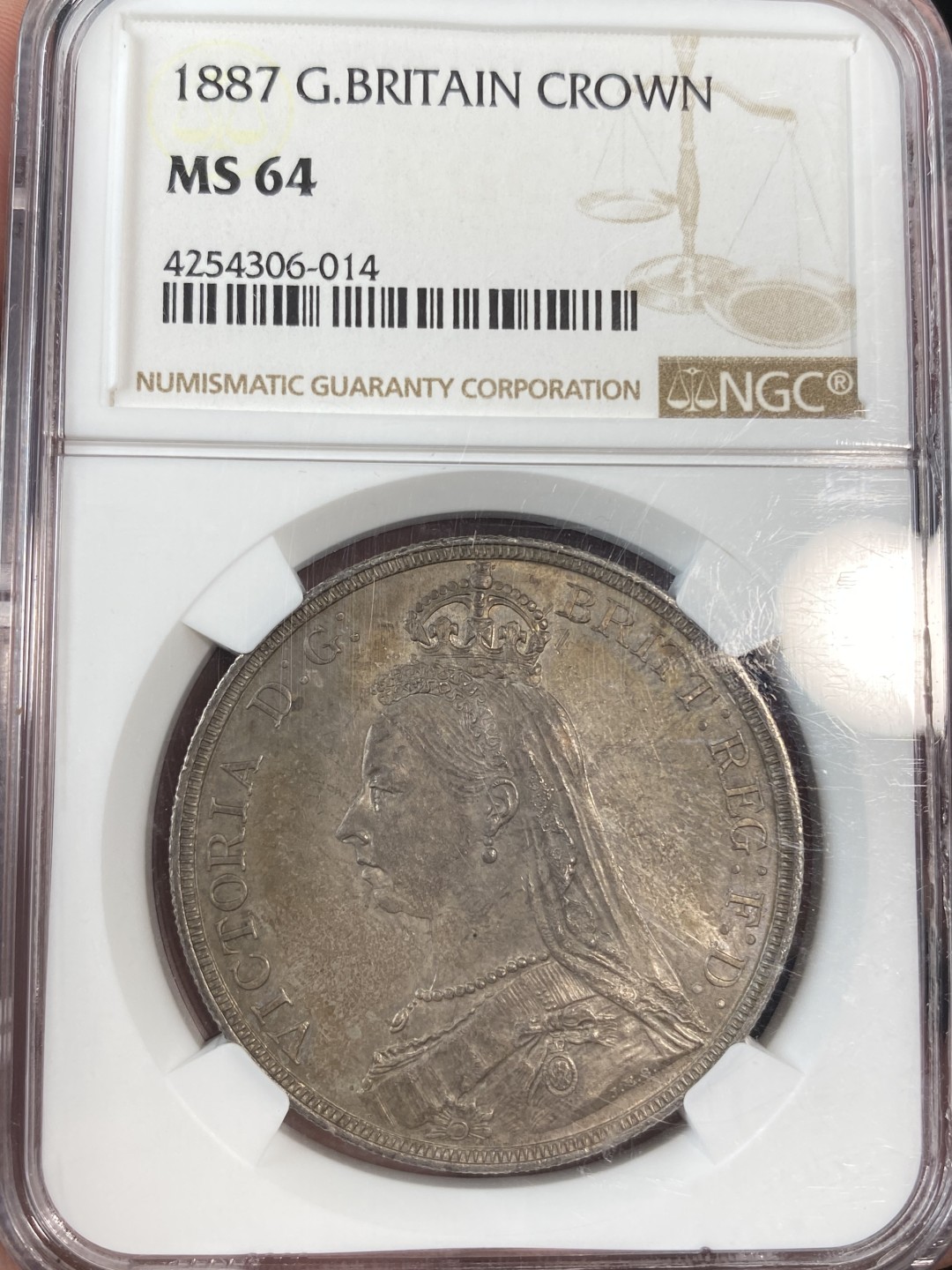 万国钱币拍卖第011期（视频直播专场） NGC MS64 1887年顶级五彩欧洲包浆维多利亚高冠马剑克朗, 包浆色彩醇美均匀，状态非常舒服。